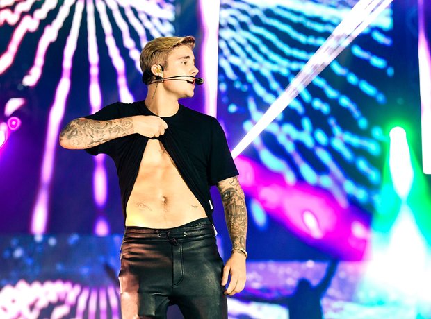 Justin Bieber shows off his abs on stage 